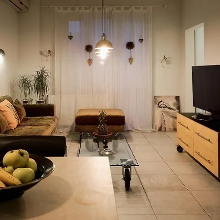 Funky Flat In Top Center 索菲亞