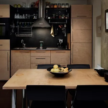 Funky Flat In Top Center 索菲亞